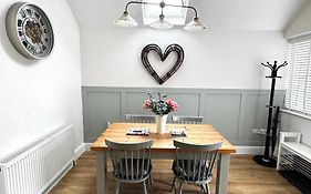Wayside, Yorkshire Wolds Holiday Home, Sleeps 4, Parking